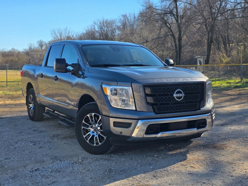 2024 Nissan Titan SV's photo