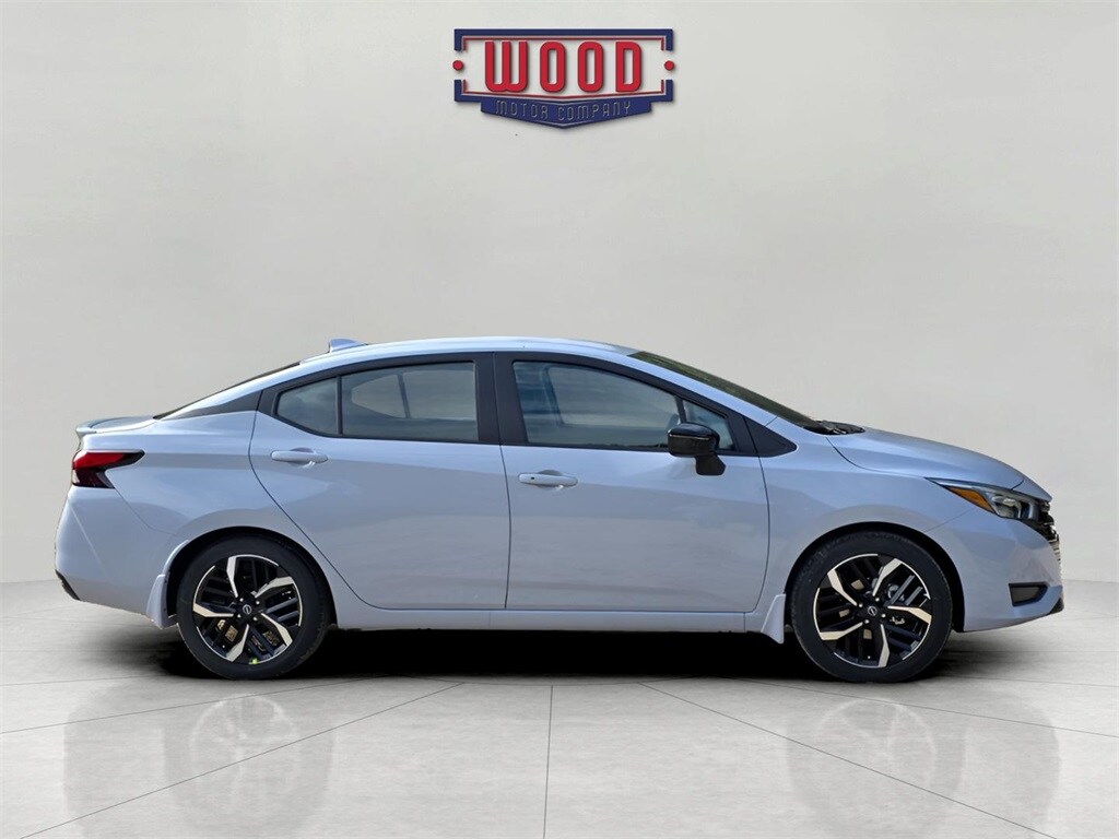 2025 Nissan Versa 1.6 SR photo 2