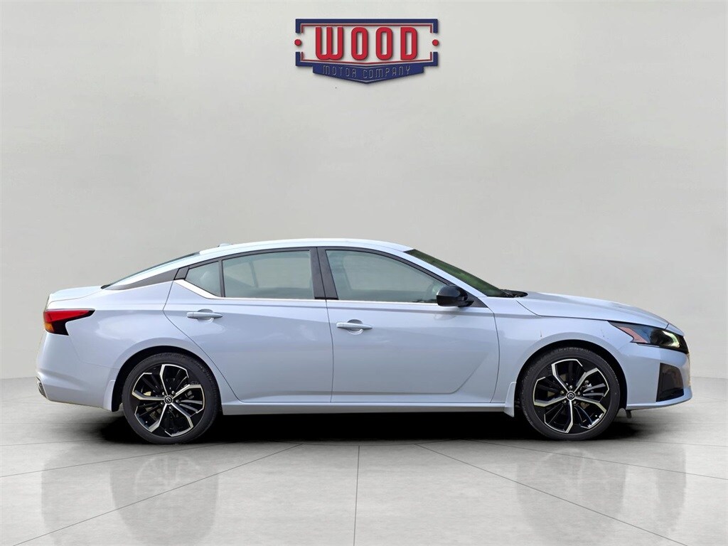 2025 Nissan Altima SR photo 2