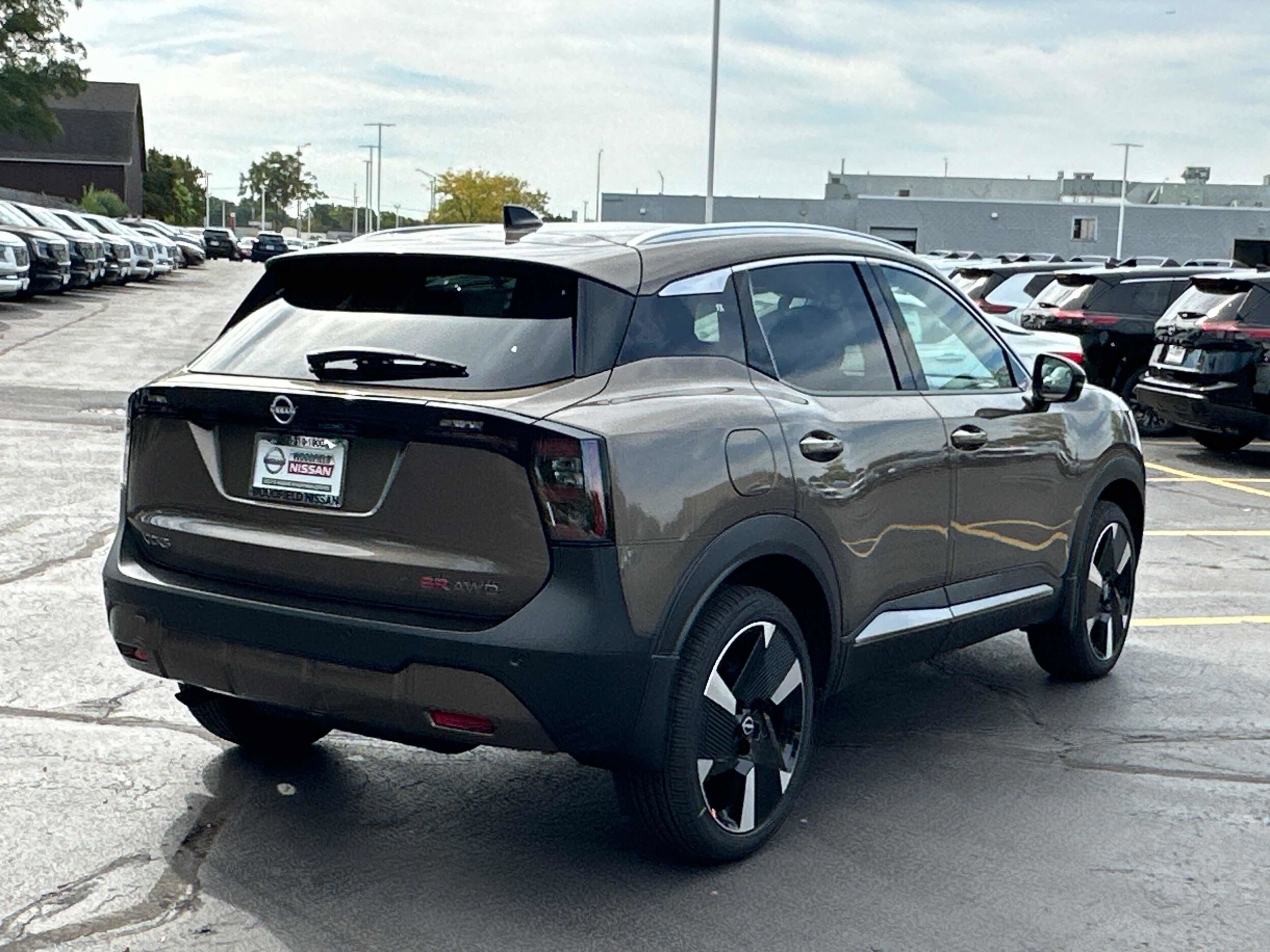 2026 Nissan Kicks SR photo 2