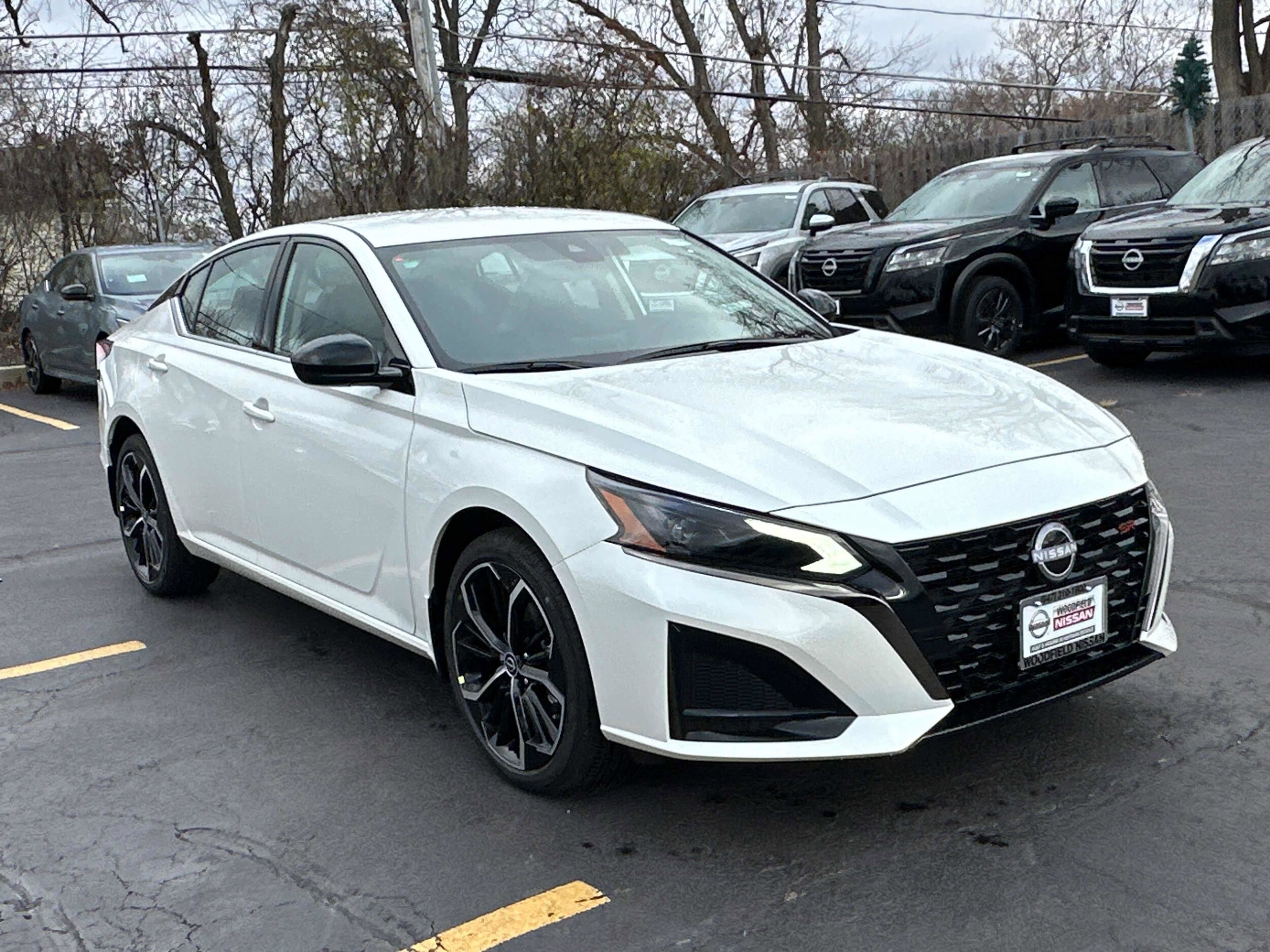 2025 Nissan Altima SR photo 3