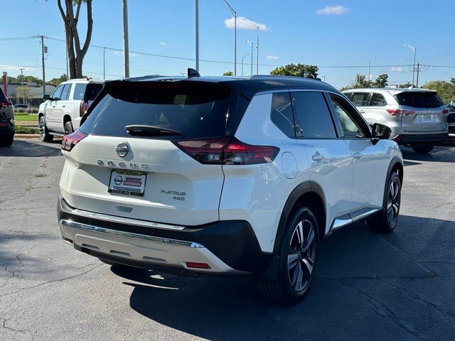 2023 Nissan Rogue Platinum photo 2