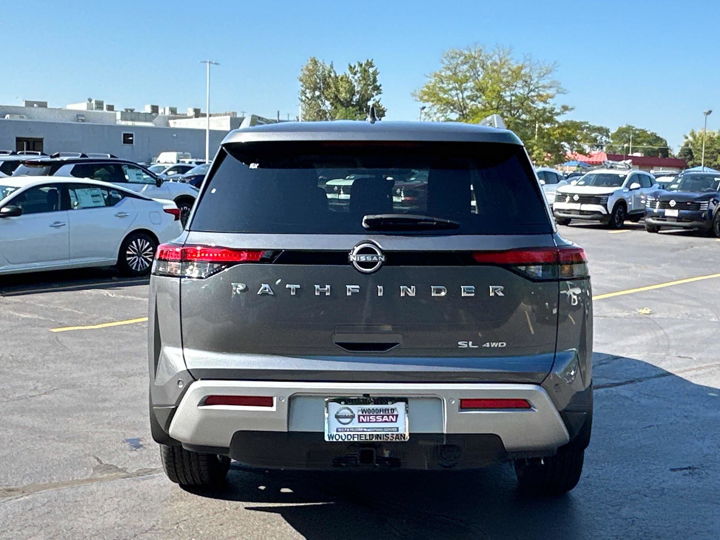2025 Nissan Pathfinder SL photo 4
