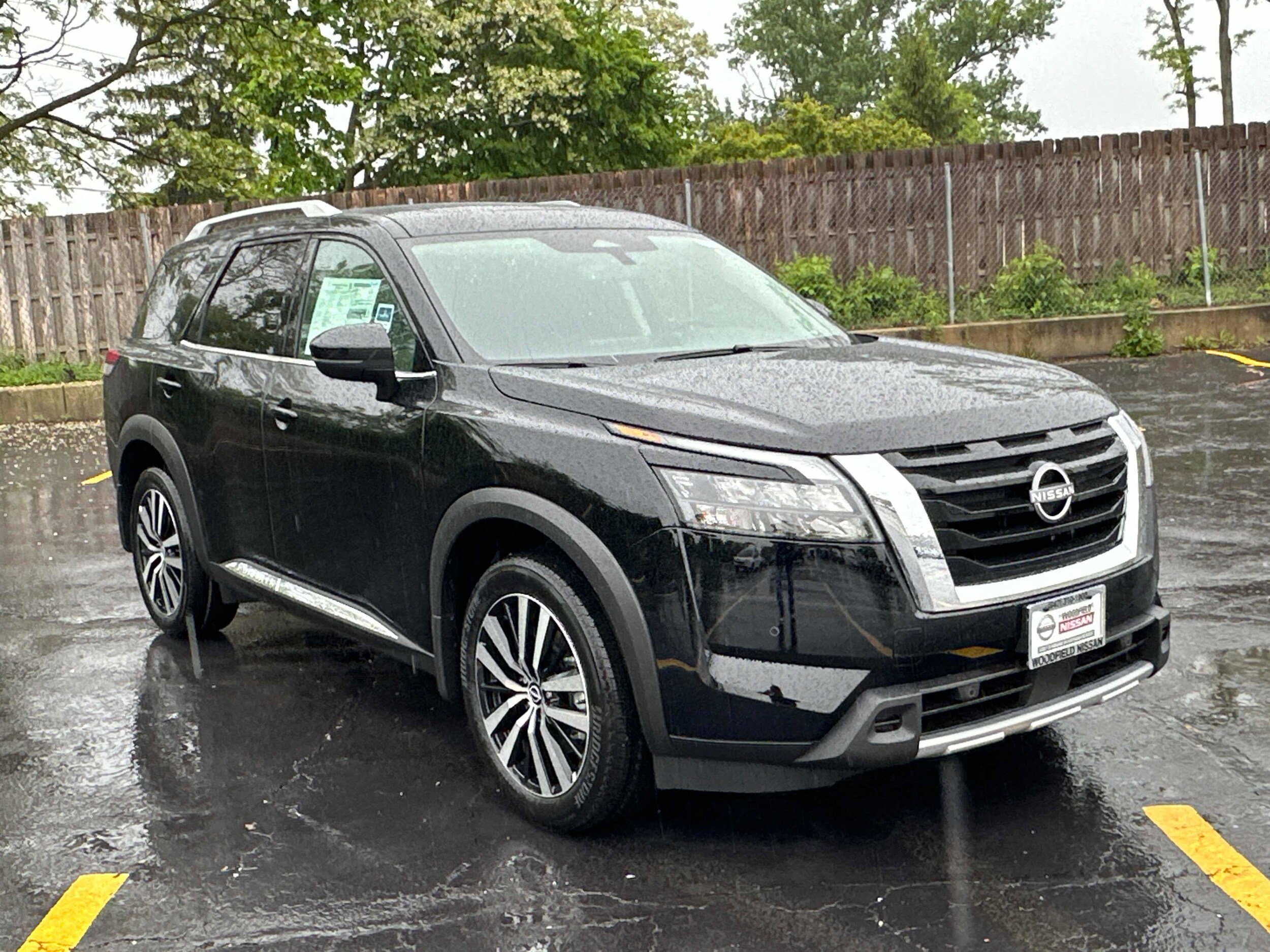 2025 Nissan Pathfinder Platinum photo 3