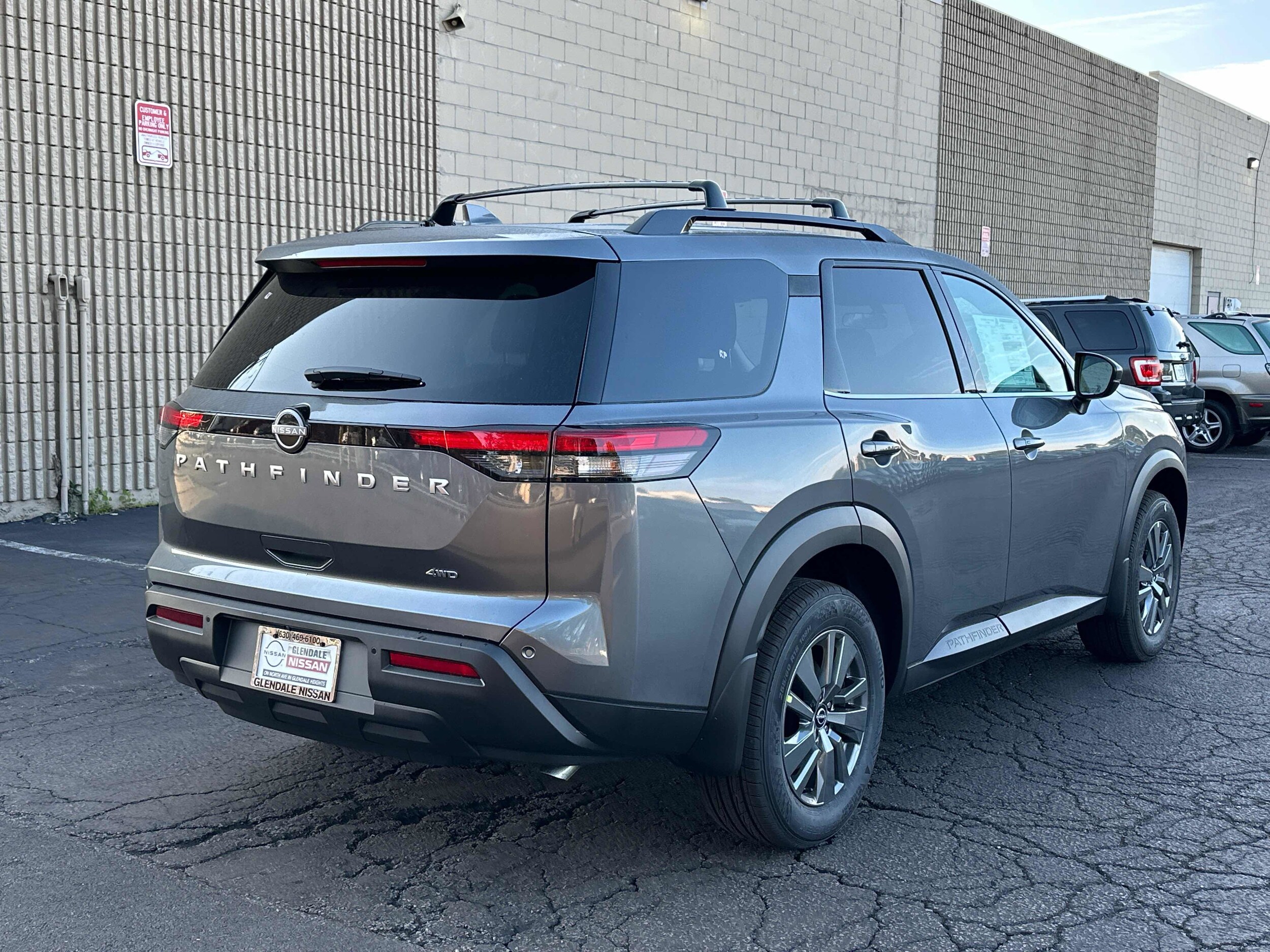2025 Nissan Pathfinder SV photo 3