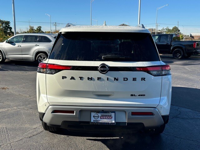 2023 Nissan Pathfinder SL photo 4
