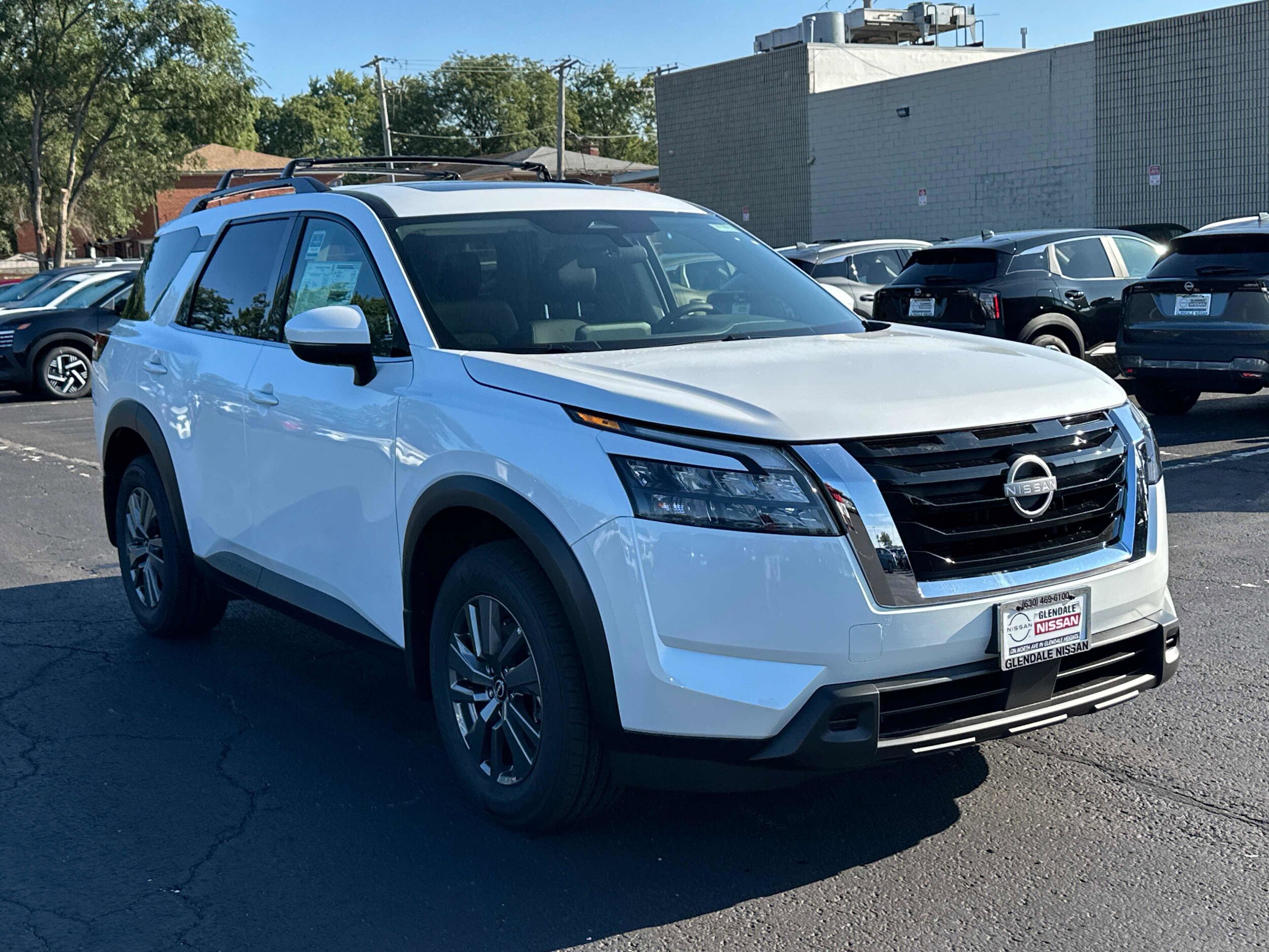 2025 Nissan Pathfinder SV photo 2