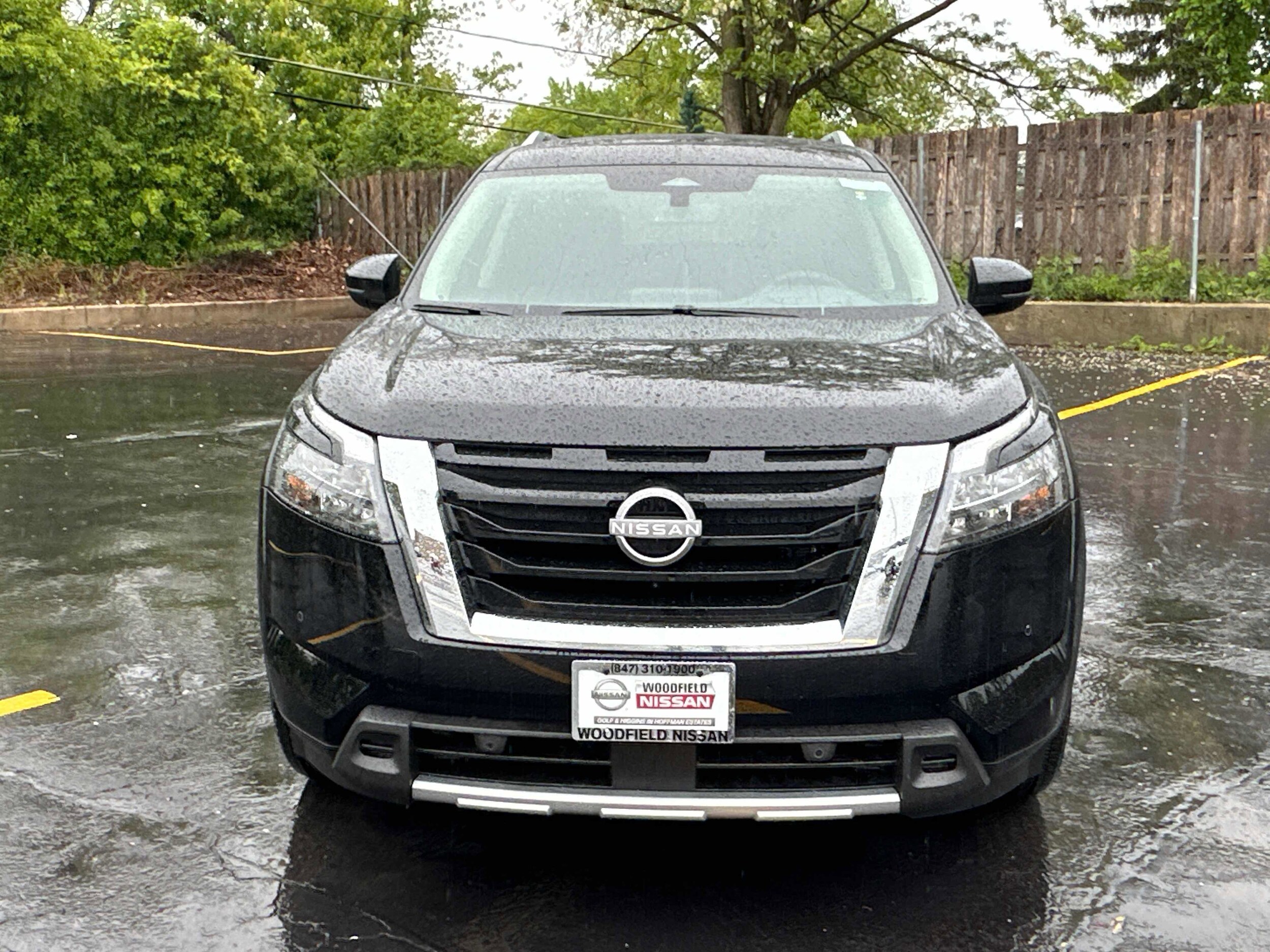 2025 Nissan Pathfinder Platinum photo 2