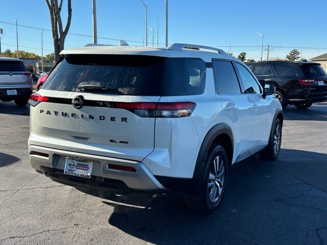 2023 Nissan Pathfinder SL photo 3