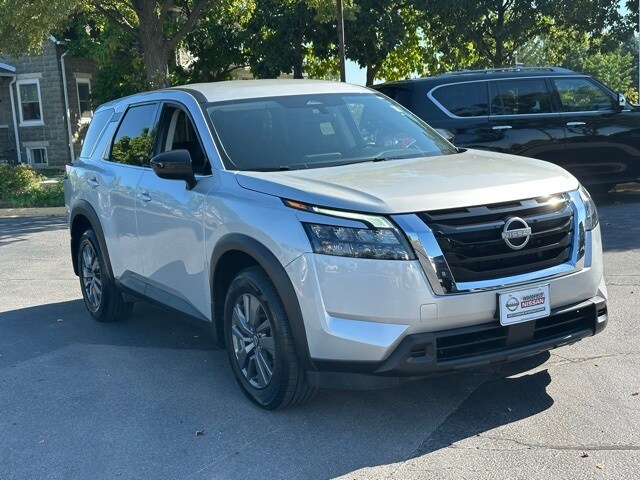 2023 Nissan Pathfinder S photo 2