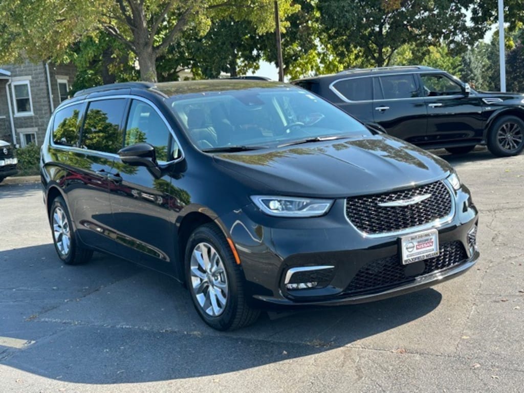 Used 2022 Chrysler Pacifica Touring L Minivan/Van