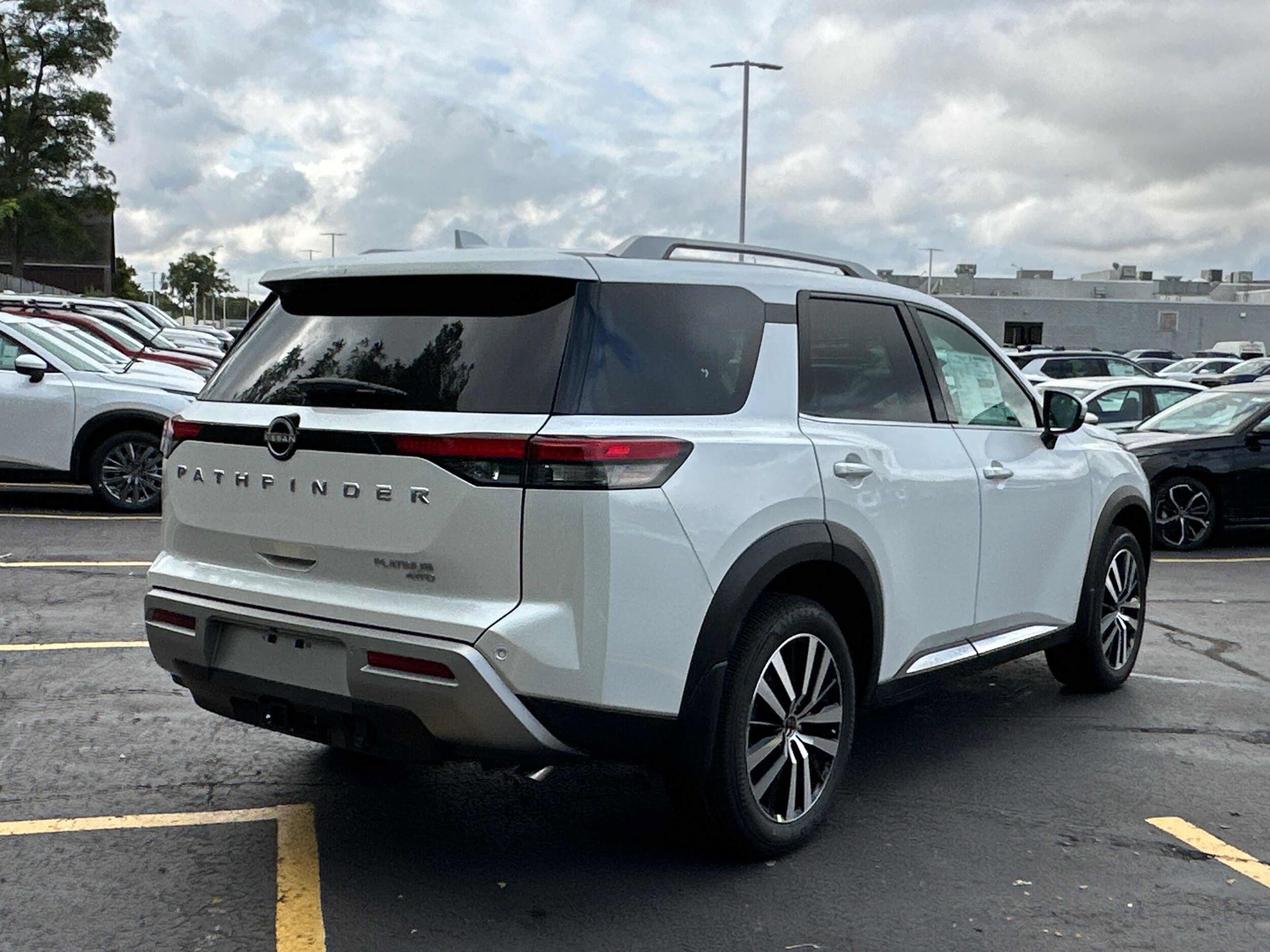 2025 Nissan Pathfinder Platinum photo 4