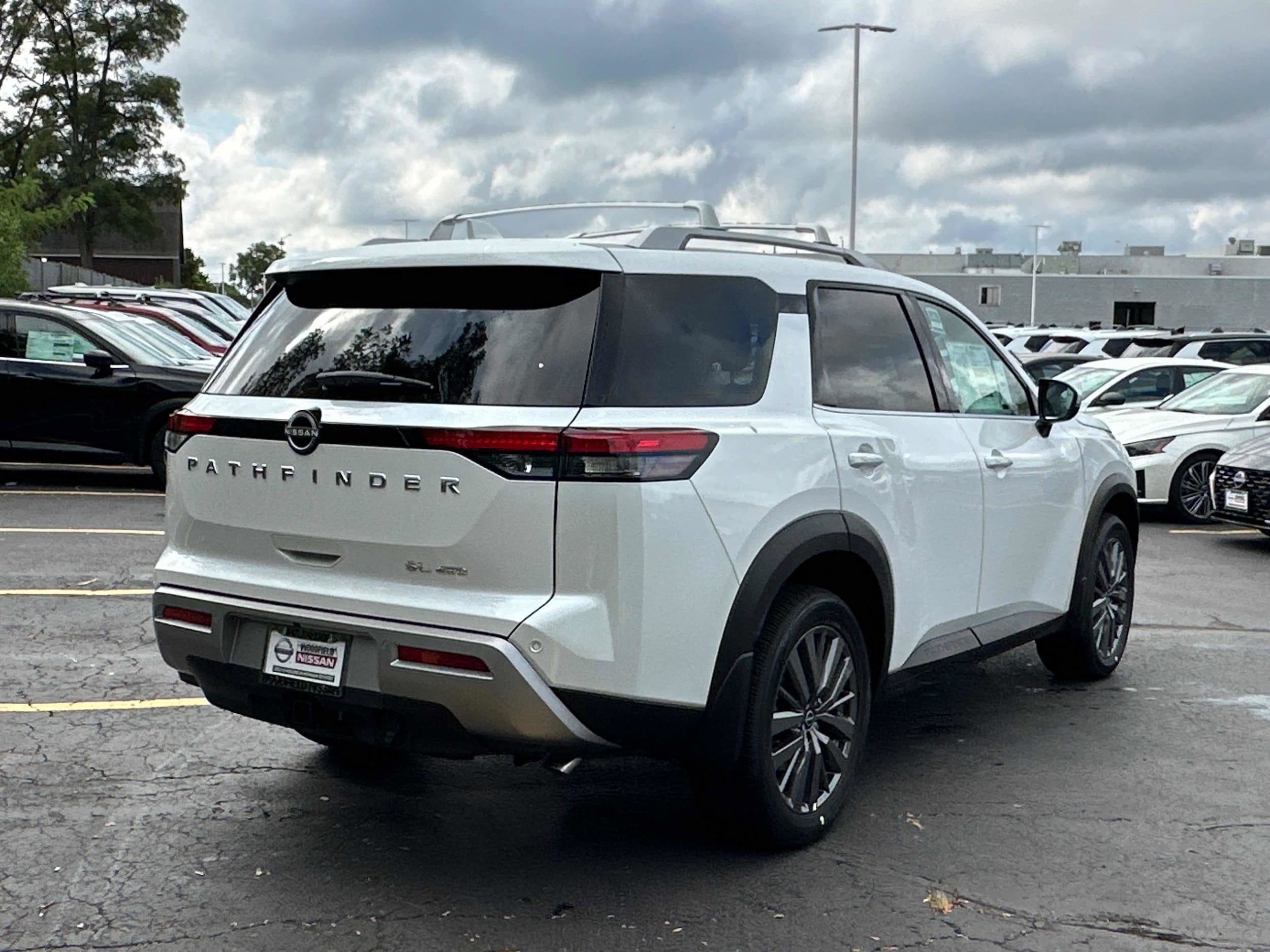 2025 Nissan Pathfinder SL photo 2