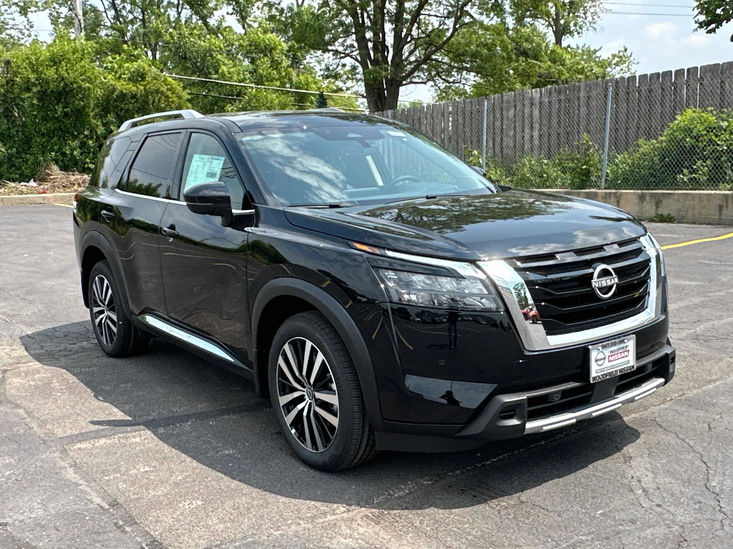 2025 Nissan Pathfinder Platinum photo 2