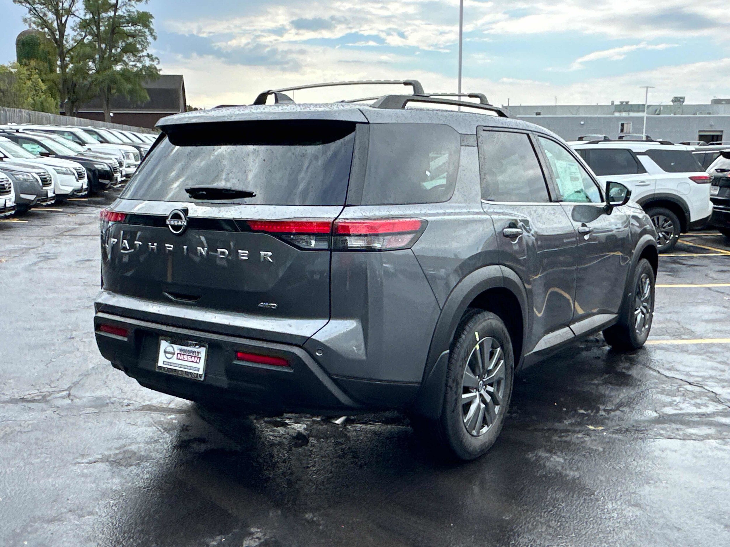 2025 Nissan Pathfinder SV photo 4