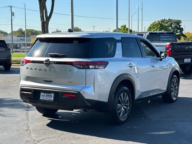 2023 Nissan Pathfinder S photo 3
