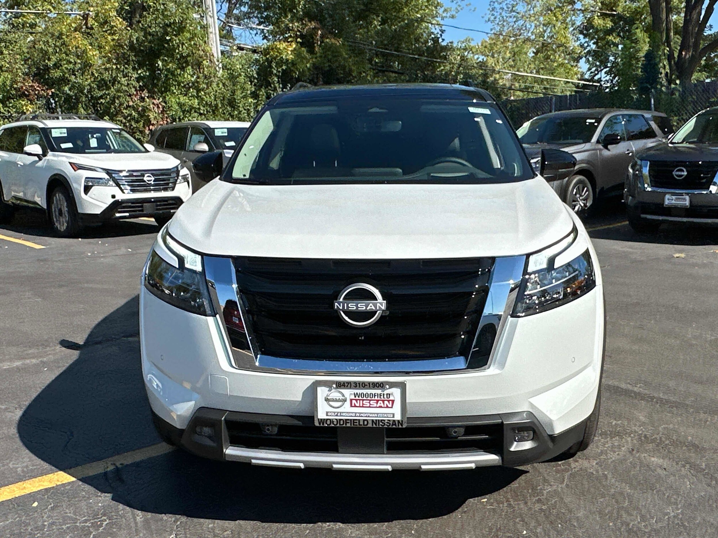 2025 Nissan Pathfinder Platinum photo 2