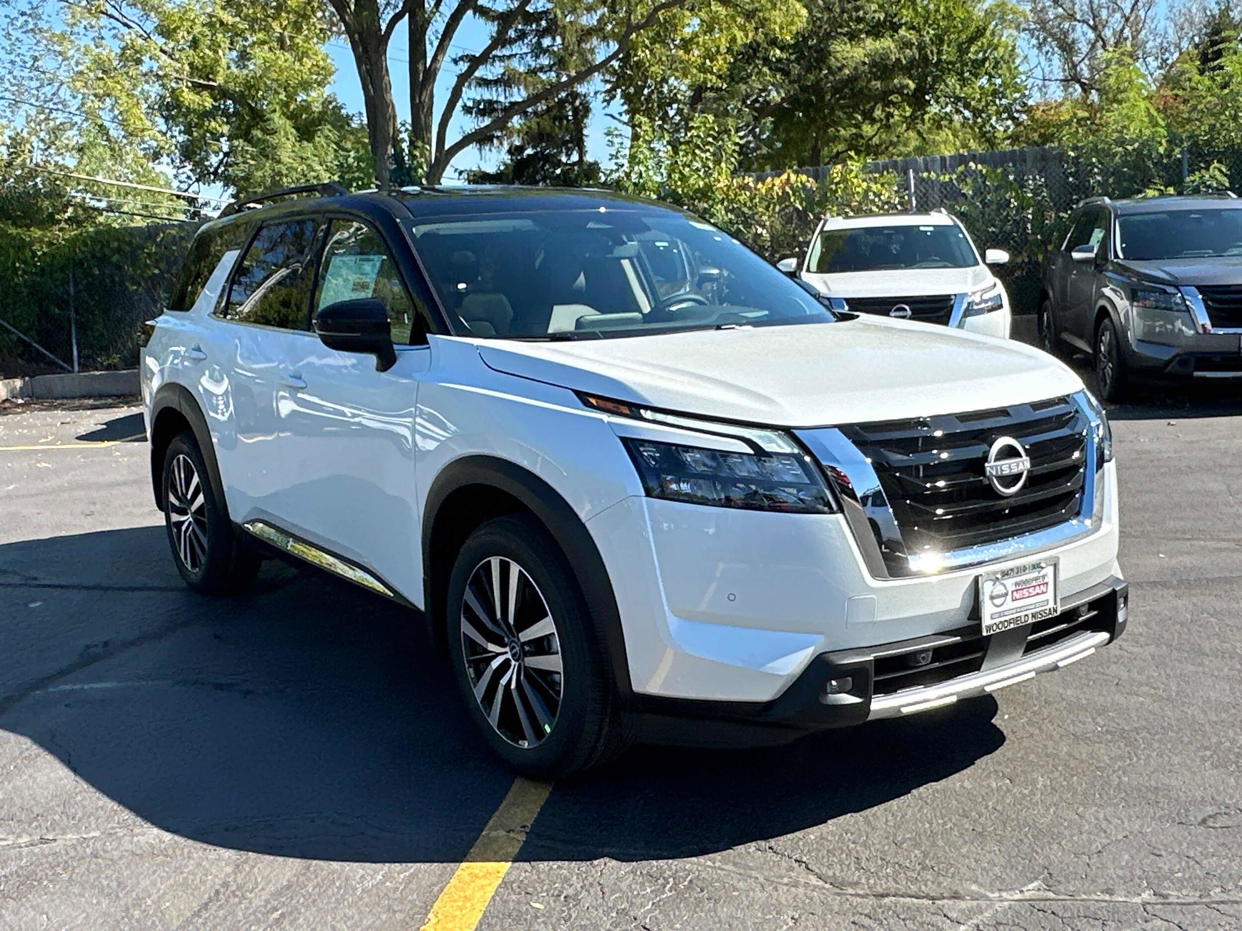 2025 Nissan Pathfinder Platinum photo 3