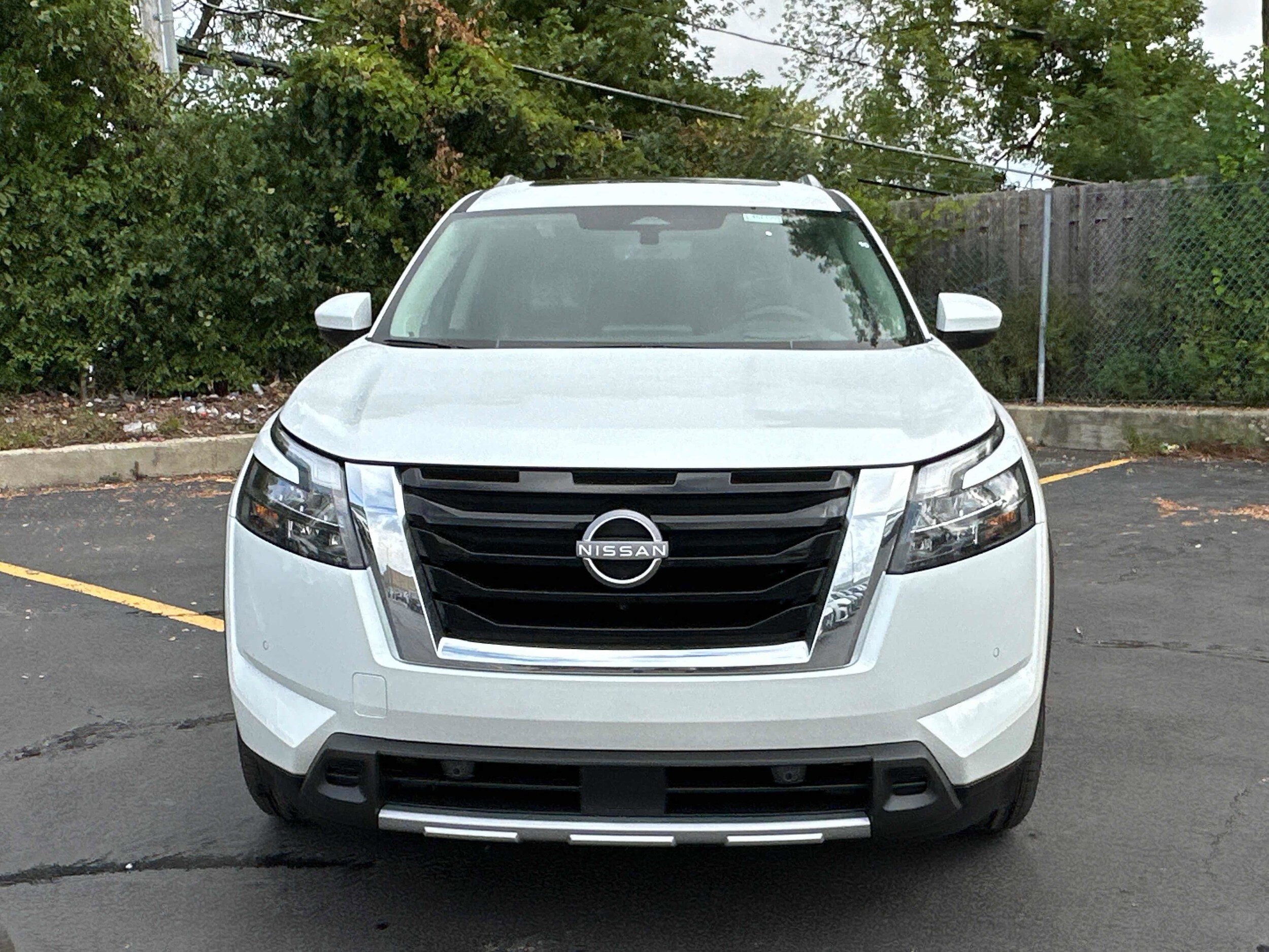 2025 Nissan Pathfinder Platinum photo 2