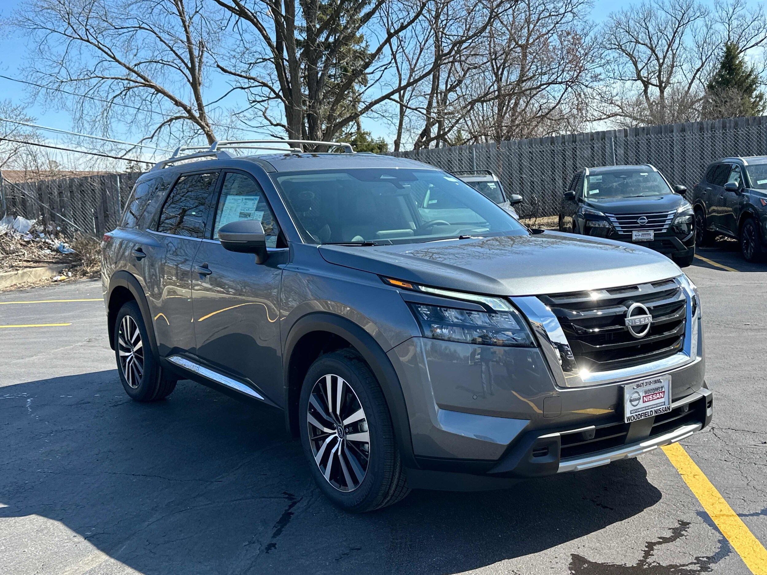 2025 Nissan Pathfinder Platinum photo 3