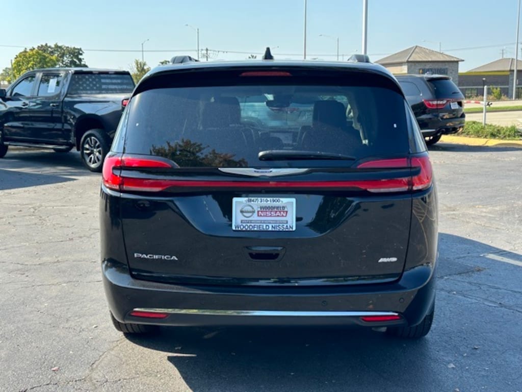 Used 2022 Chrysler Pacifica Touring L Minivan/Van