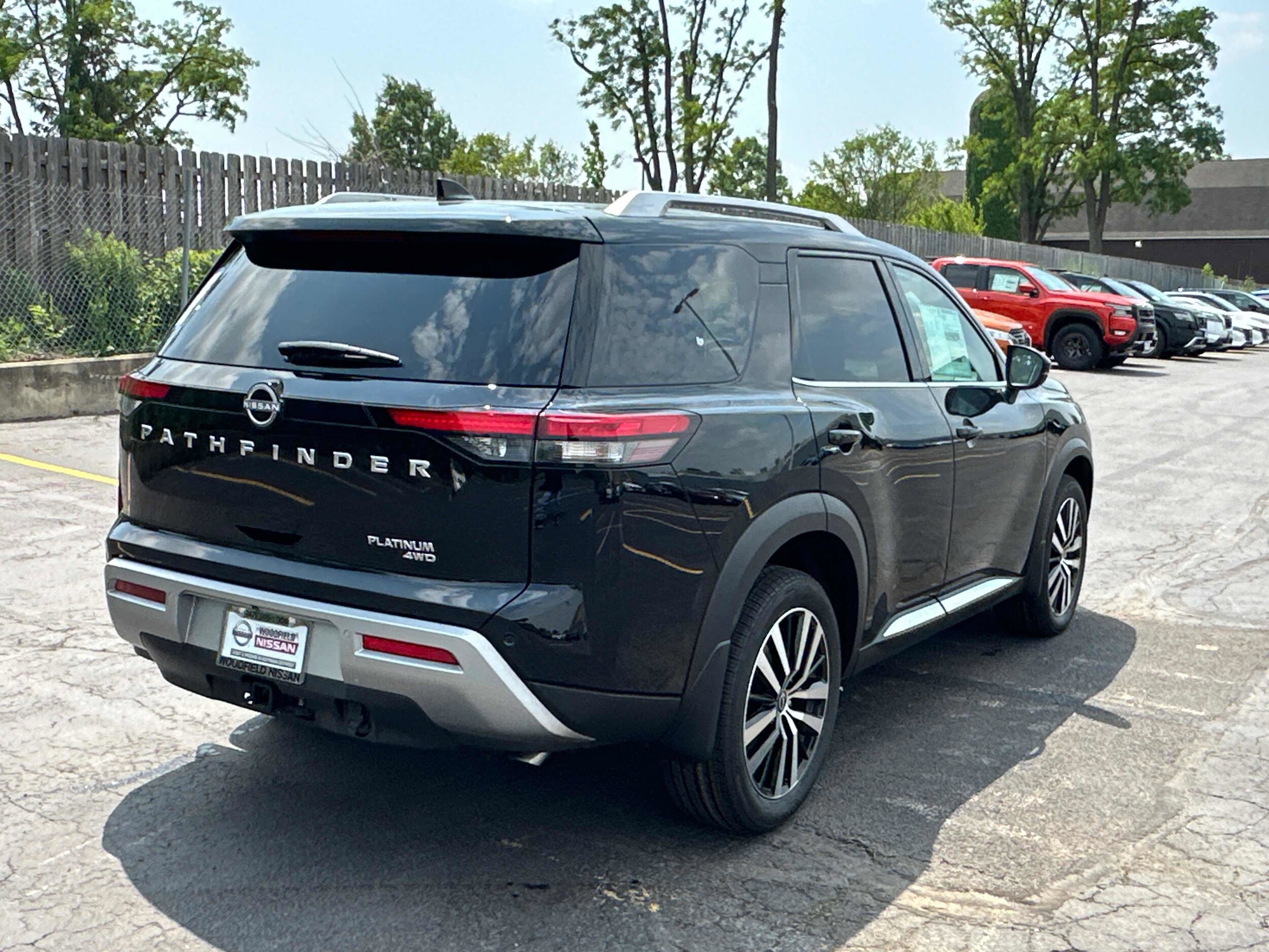 2025 Nissan Pathfinder Platinum photo 3