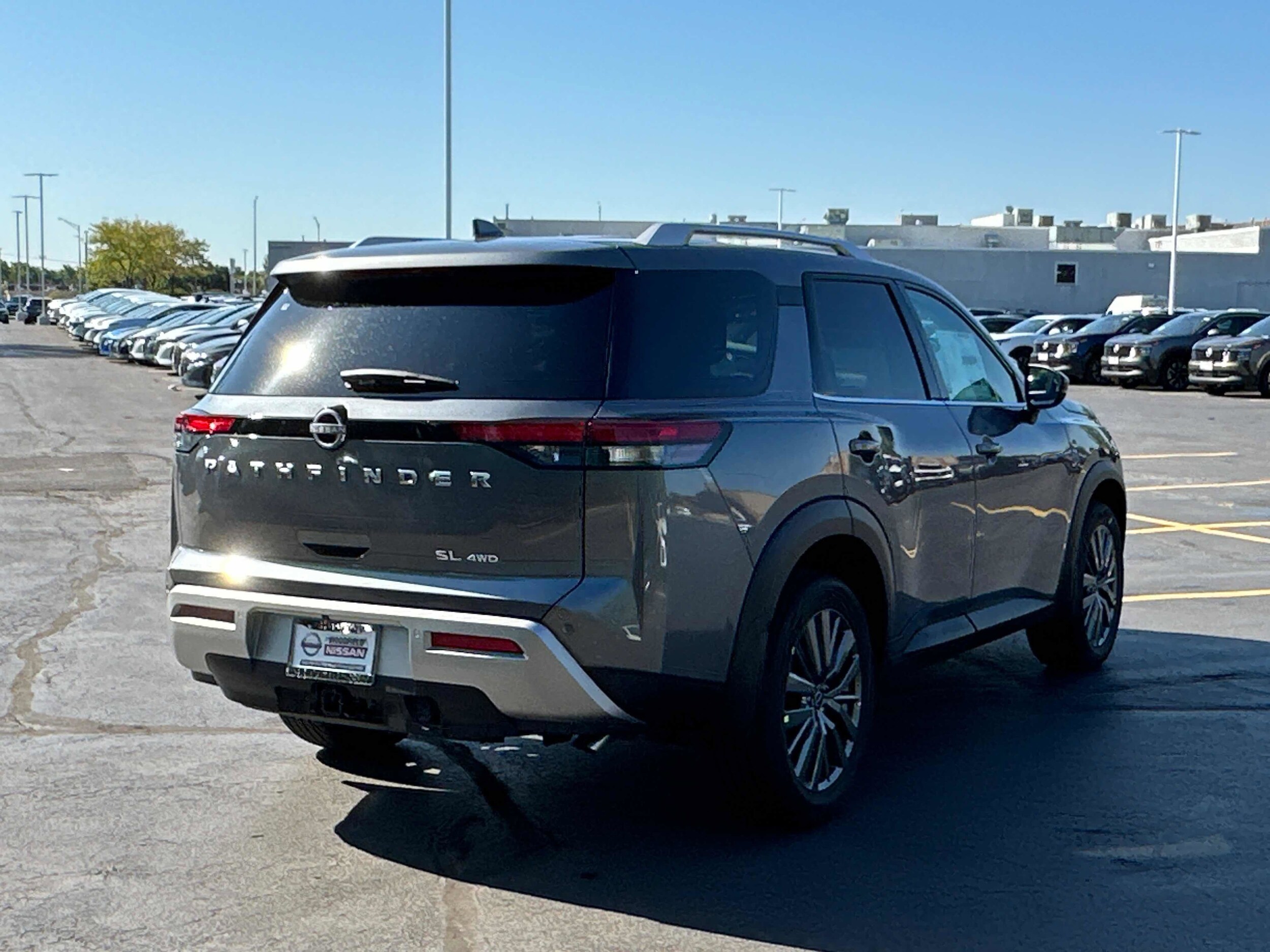 2025 Nissan Pathfinder SL photo 3