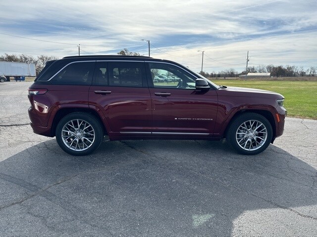 2024 Jeep Grand Cherokee Summit photo 3