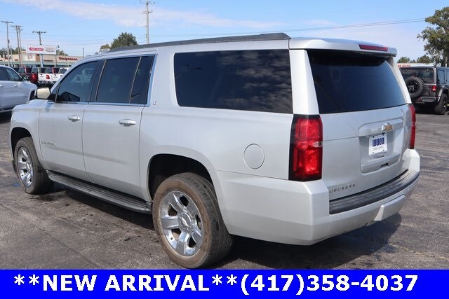 2016 Chevrolet Suburban LT photo 3