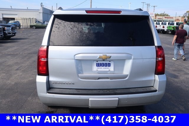 2016 Chevrolet Suburban LT photo 4