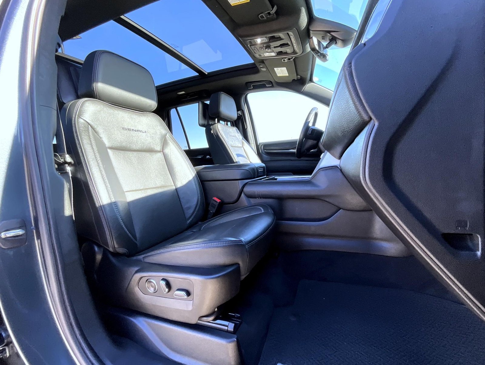 2021 GMC Yukon Denali - Photo 16