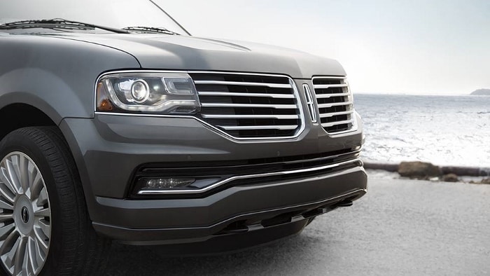 2017-Lincoln-Navigator-Grille (700x394).jpg