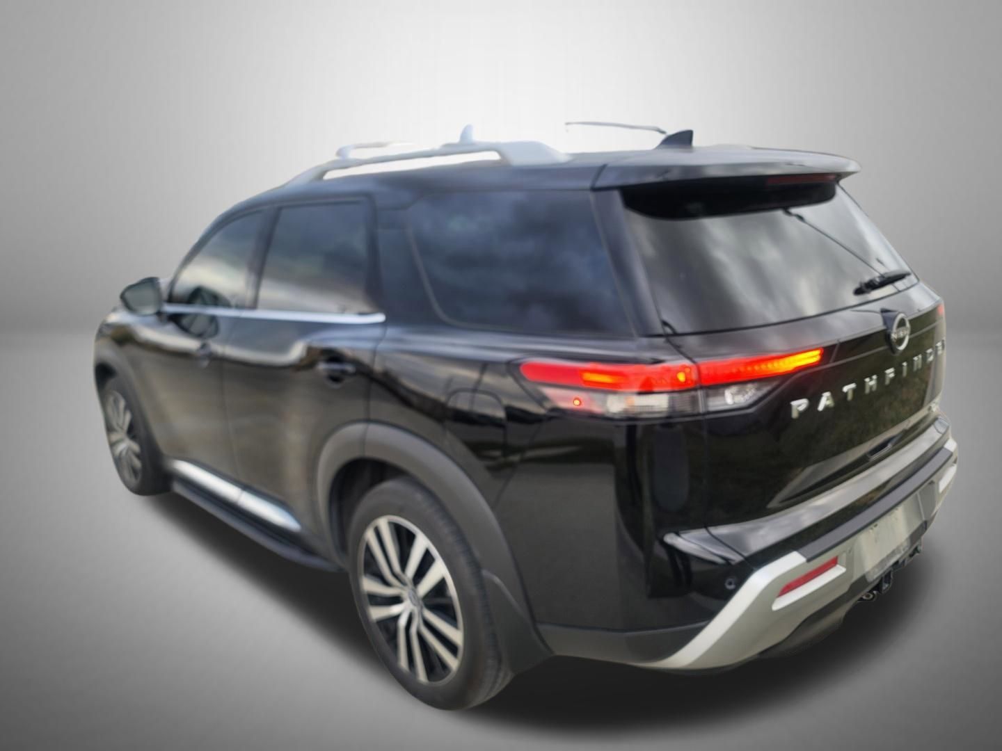 2023 Nissan Pathfinder Platinum photo 3
