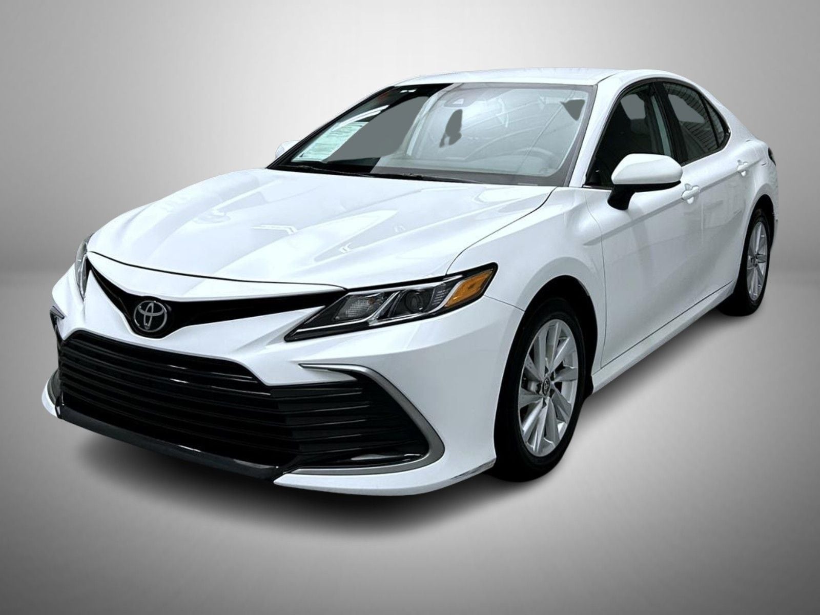 2024 Toyota Camry LE's photo