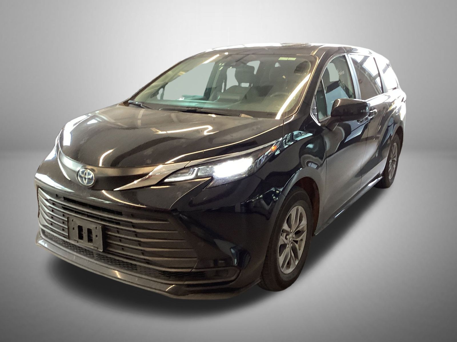 2024 Toyota Sienna LE's photo