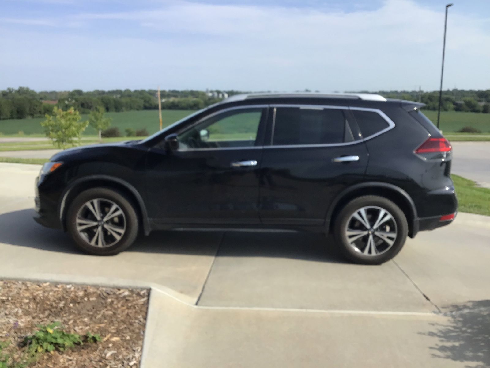 2019 Nissan Rogue SV photo 2