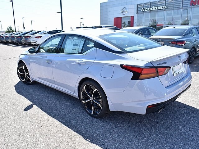 2025 Nissan Altima SR photo 4