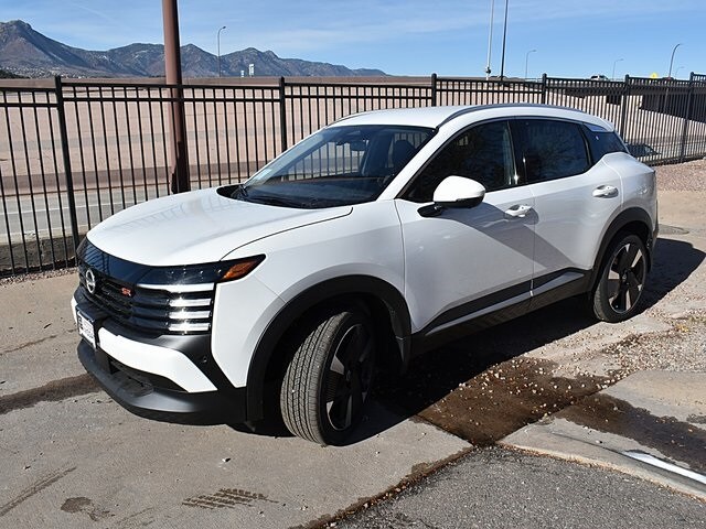 2025 Nissan Kicks SR photo 2