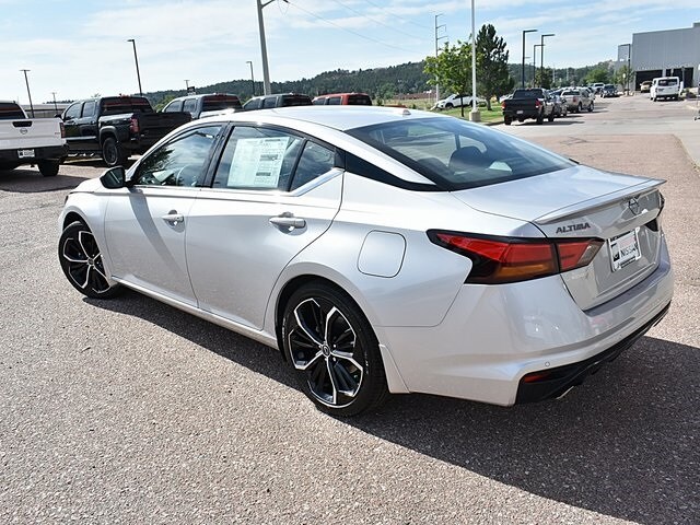 2025 Nissan Altima SR photo 3