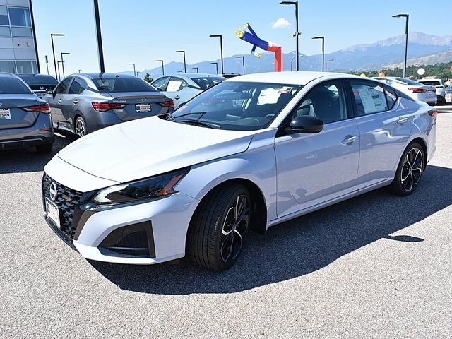 2025 Nissan Altima SR photo 3