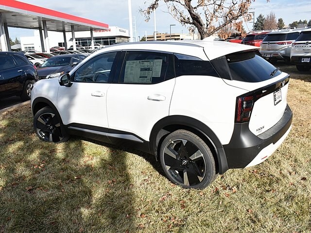 2025 Nissan Kicks SR photo 2