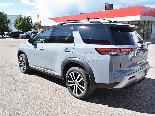 2025 Nissan Pathfinder Platinum photo 2