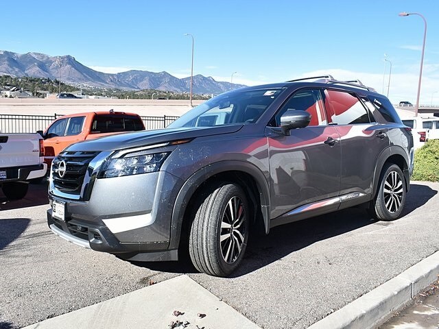 2025 Nissan Pathfinder Platinum photo 3