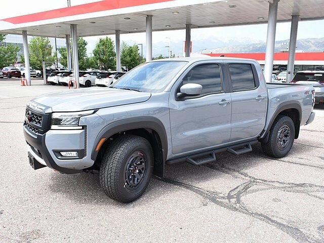 2025 Nissan Frontier PRO-4X photo 2
