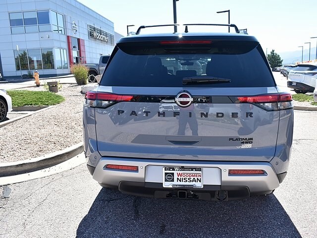 2025 Nissan Pathfinder Platinum photo 2