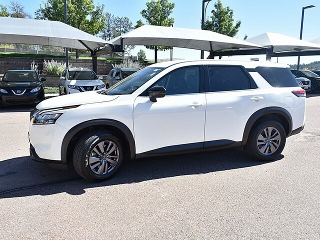 2023 Nissan Pathfinder S photo 3