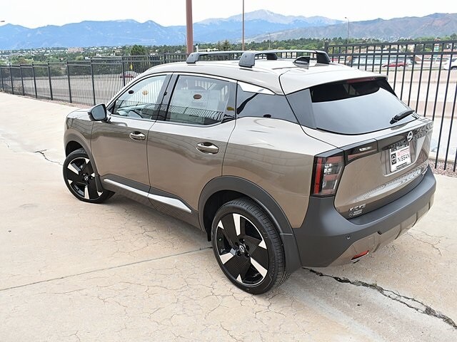 2026 Nissan Kicks SR photo 3