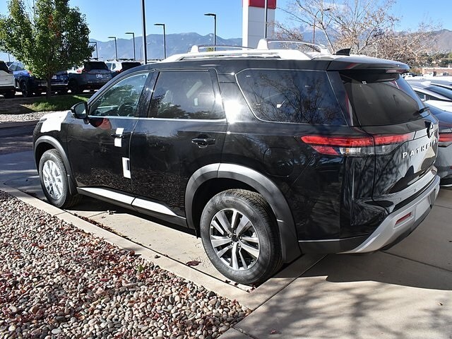 2025 Nissan Pathfinder SL photo 2