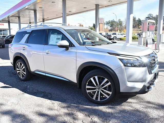 2025 Nissan Pathfinder Platinum's photo