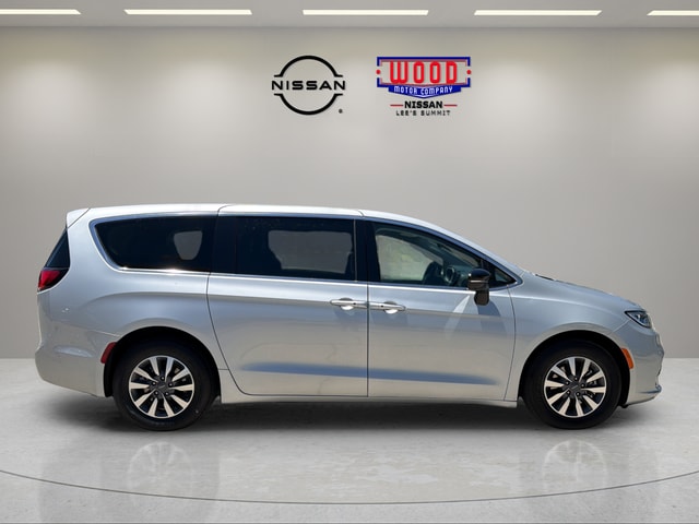 Used 2024 Chrysler Pacifica PHEV Select with VIN 2C4RC1S74RR147374 for sale in Kansas City